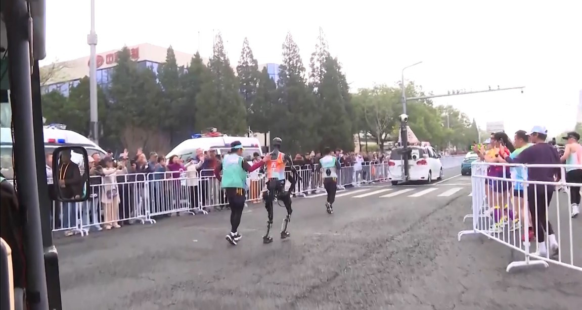 विश्वमै पहिलो पटक रोबोट हाफ–म्याराथन चीनको बेइजिङमा आयोजना