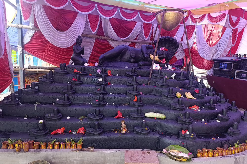 एउटै ढुङ्गामा १०८ शिवलिङ्ग र नागसहितको मूर्ति