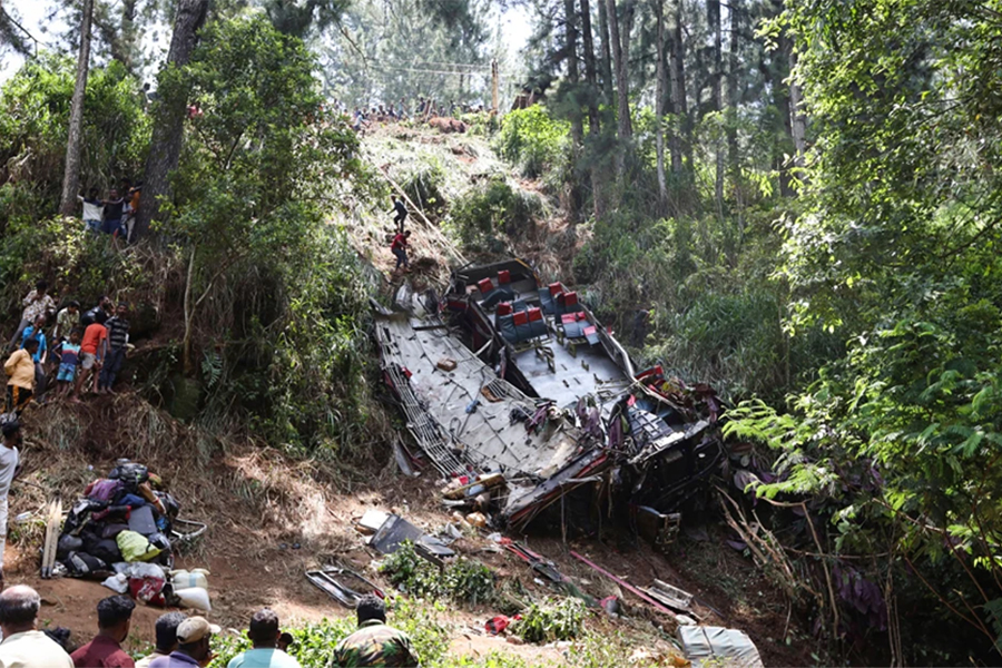 श्रीलंकामा बौद्ध धर्मावलम्बी सवार बस दुर्घटना हुँदा २१ जनाको मृत्यु