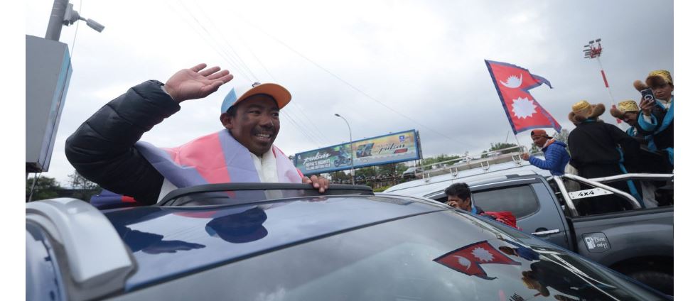 १५ दिनमा चार पटक सगरमाथा आरोहण, विमानस्थलमा भव्य स्वागत