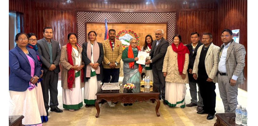 थारू समुदायका प्रतिनिधिले प्रधानमन्त्रीलाई दिए माघी महोत्सवको निम्तो
