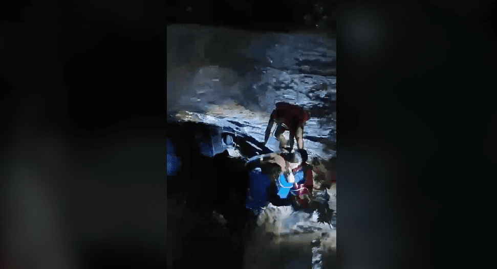 विष्णुमतीको बाढीले बगाएको कारबाट एक महिलाको उद्धार